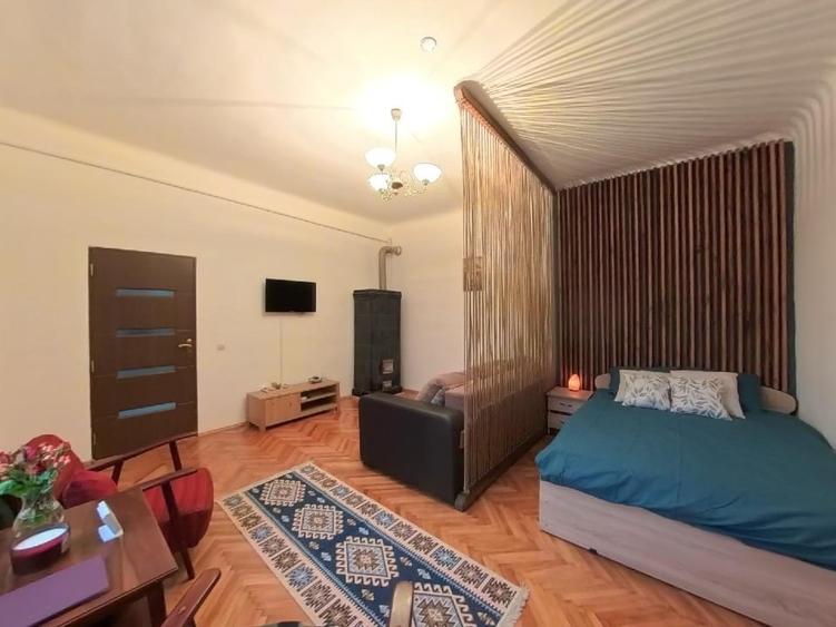 Apartament cu 2 camere semidecomandat, mobilat în Central
