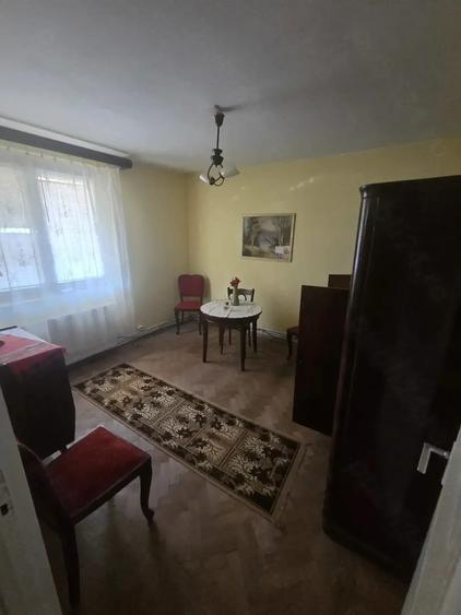 Apartament cu 3 camere semidecomandat, mobilat în Central