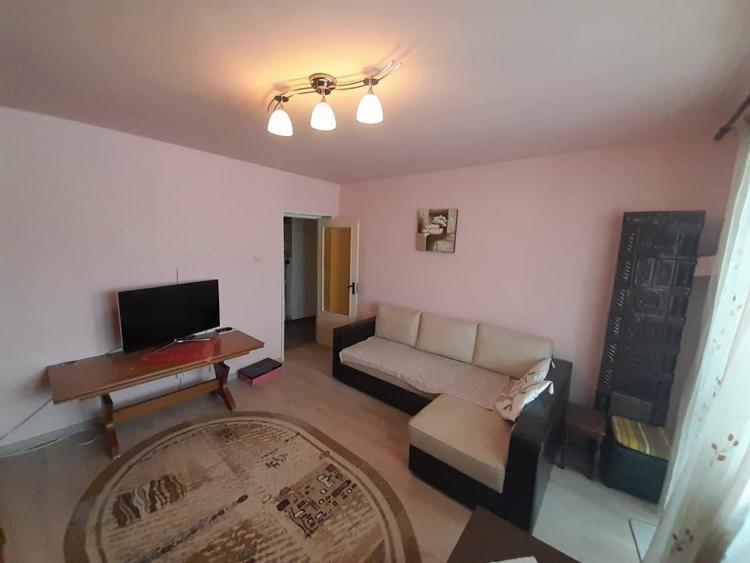 Apartament cu 3 camere decomandat, mobilat în Calea Moldovei