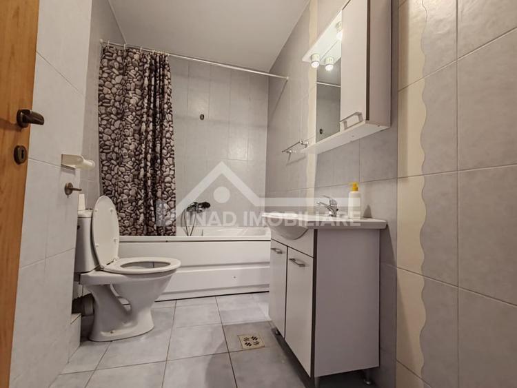 Apartament cu 3 camere semidecomandat, mobilat în Central