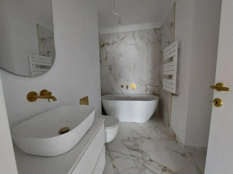 Apartament cu 3 camere semidecomandat în Unirii