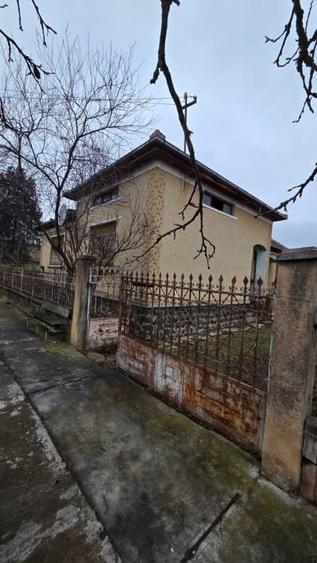 Casă individuală cu 3 camere cu Canalizare în Oar