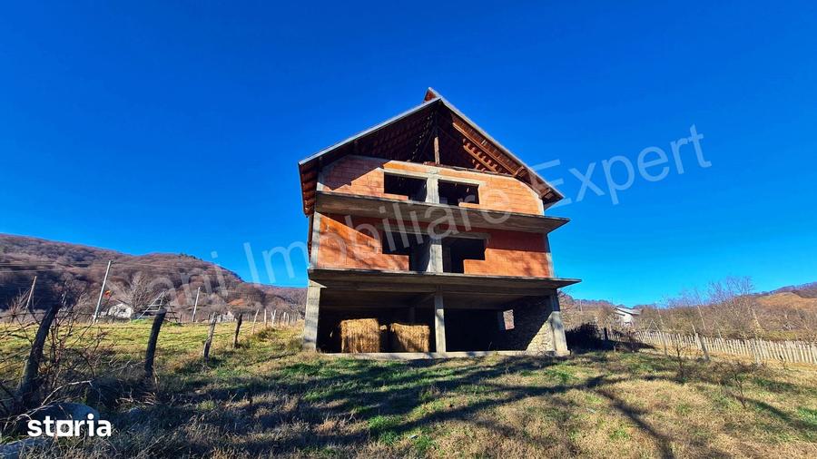 Casă cu Teren 795 Mp în Corbeni