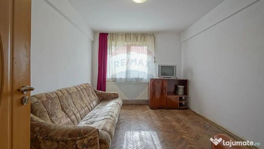 Apartament cu 4 camere semidecomandat în Stupini