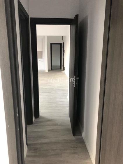 Apartament cu 3 camere semidecomandat în 13 Septembrie
