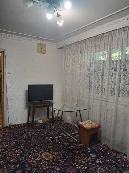 Apartament cu 3 camere semidecomandat în Berceni