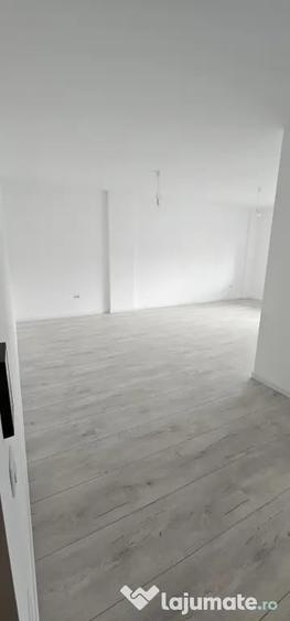 Apartament cu 2 camere decomandat în Tractorul