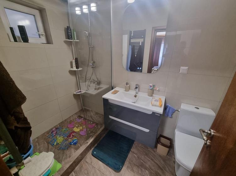 Apartament cu 3 camere decomandat, mobilat în Poarta 6