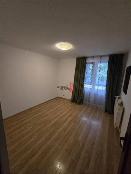 Apartament cu 3 camere semidecomandat, mobilat în Titan