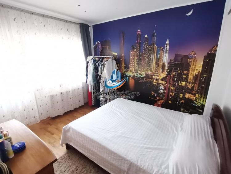 Apartament cu 4 camere decomandat în Periferie