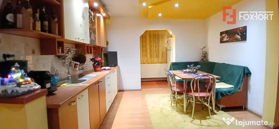 Apartament cu 3 camere decomandat în Aradului