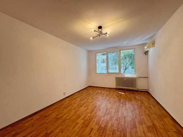 Garsoniera Pta Resita Parter/4 Bloc Reabilitat Metrou 15 Min - 2