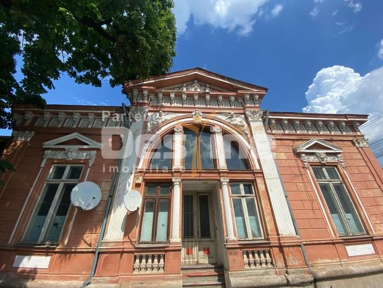 Casă individuală cu 8 camere cu Canalizare în Calea Călărașilor