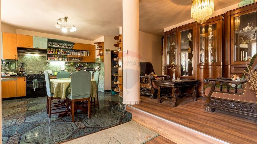 Casă cu 5 camere cu Teren 50 Mp în Semicentral