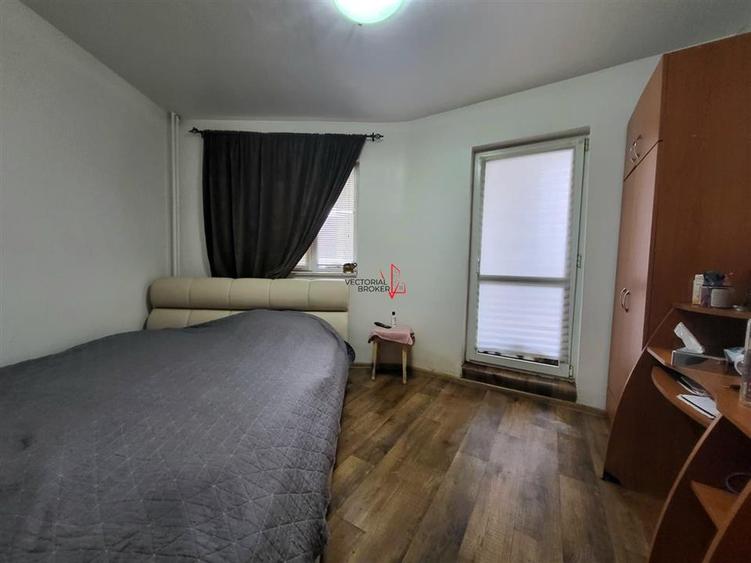 Apartament cu 3 camere semidecomandat în Titan
