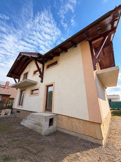 Casă individuală cu 5 camere cu Teren 348 Mp în Periferie