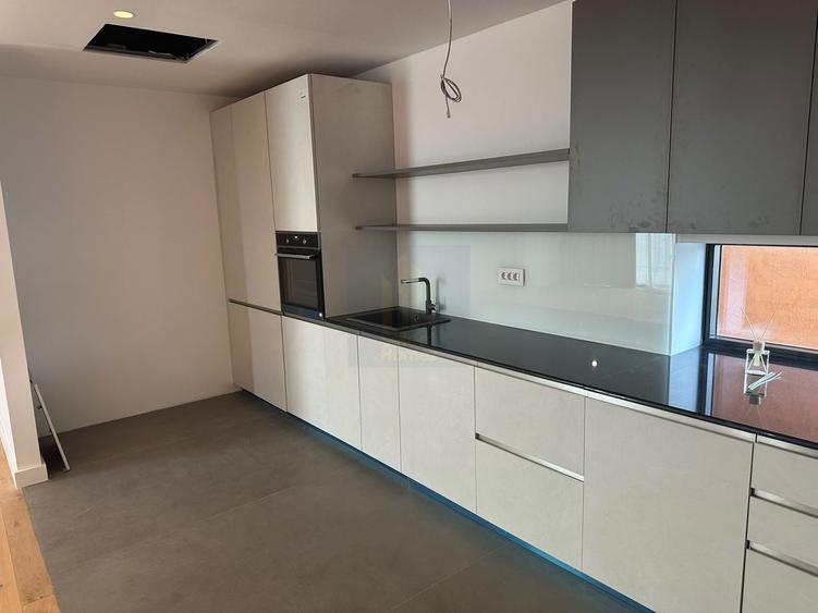 Apartament cu 3 camere semidecomandat, mobilat în Eminescu