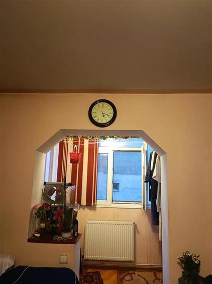 Apartament cu 3 camere semidecomandat, mobilat în Mircea cel Bătrân