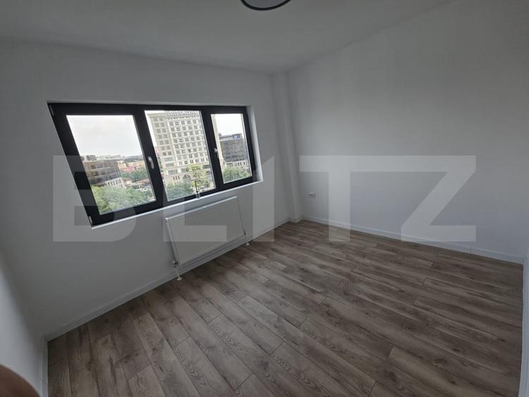 Apartament cu 3 camere semidecomandat în Podu Roș