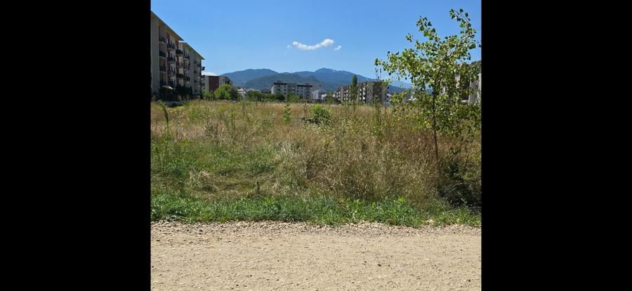 Teren Construcții intravilan de 2550 mp, în Tractorul