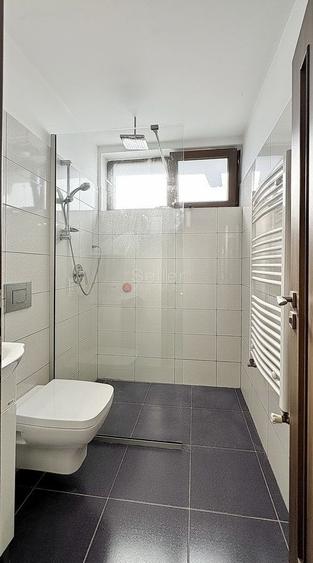 Casă individuală cu 9 camere cu Canalizare în Satulung