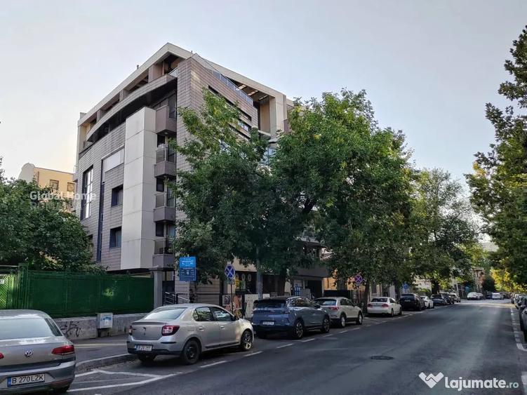 Spațiu comercial, de 32 mp, în Polonă