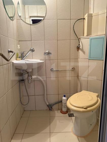 Apartament cu 3 camere semidecomandat, mobilat în Central