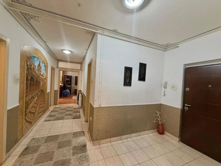 Apartament cu 3 camere semidecomandat în Buziașului