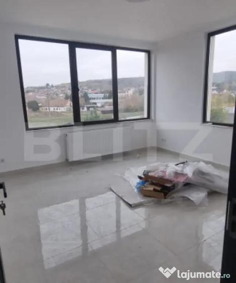 Spațiu comercial, de 1,000 mp, în Central