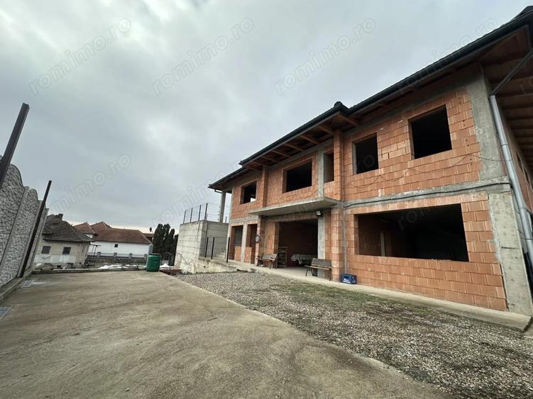 Casă cu 2 camere cu Teren 1800 Mp în Peștișu Mare