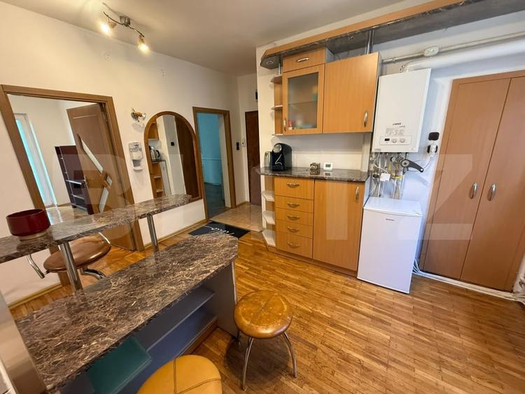 Apartament cu 4 camere decomandat, mobilat în Central
