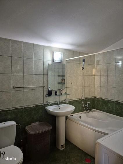 Apartament cu 3 camere semidecomandat în Florești