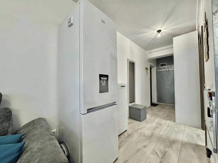 Apartament cu 3 camere semidecomandat, mobilat în Periferie