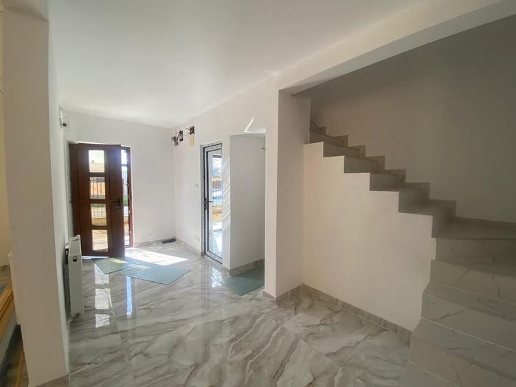 Casă cu 5 camere decomandat cu Teren 300 Mp în Valu lui Traian