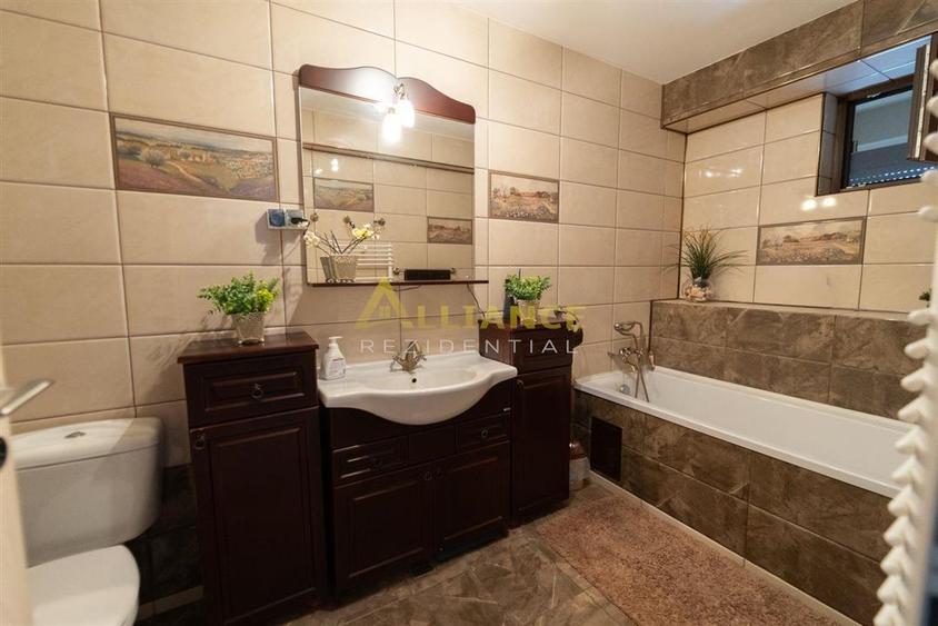 Casă cu 6 camere cu Canalizare în Central