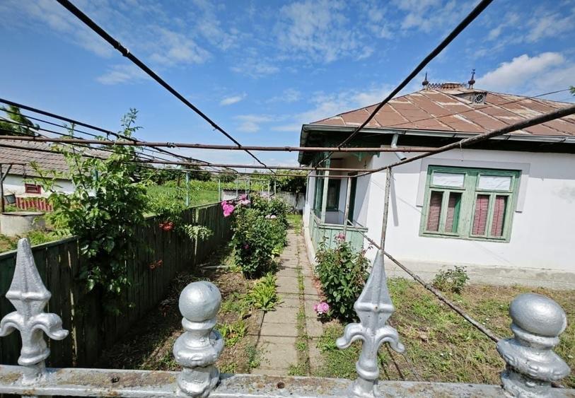 Casă cu 4 camere în Romanu