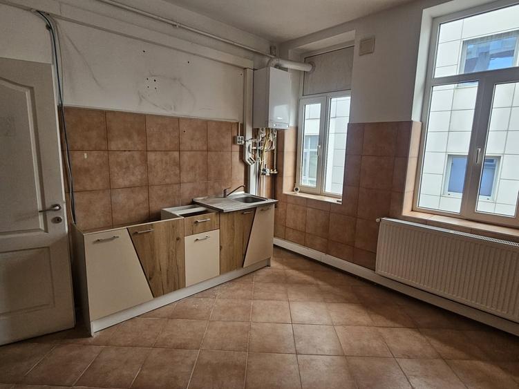 Casă cu 27 camere cu Teren 573 Mp în Basarab
