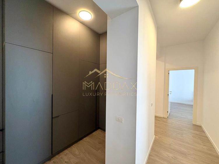 Apartament cu 3 camere semidecomandat, mobilat în Băneasa