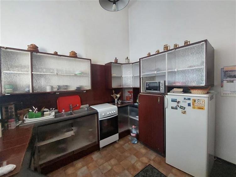 Apartament cu 3 camere semidecomandat, mobilat în Ultracentral