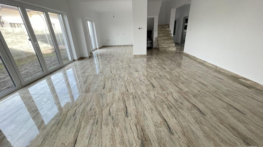 Casă individuală cu 5 camere cu Canalizare în Dumbrăvița