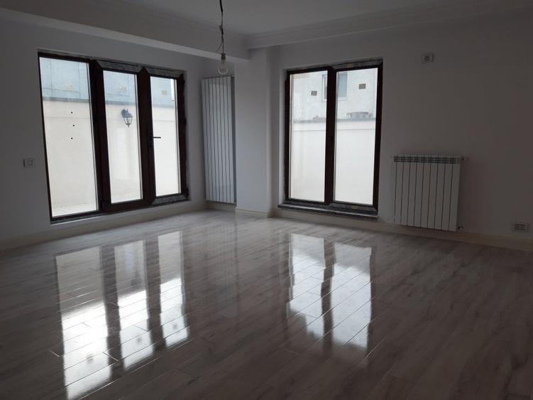 Apartament cu 4 camere semidecomandat în Bucureștii Noi