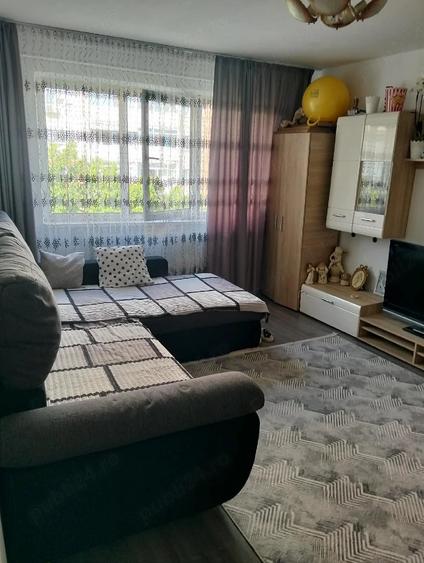 Apartament cu 3 camere semidecomandat în Craiovița Nouă