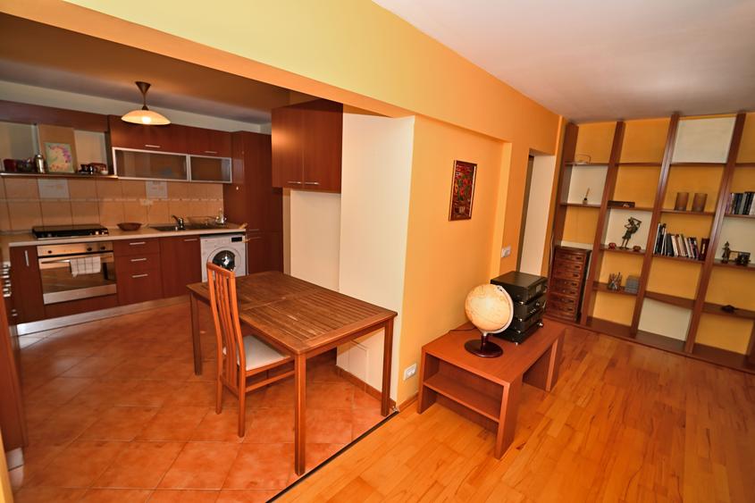 Apartament cu 4 camere semidecomandat în Aviației