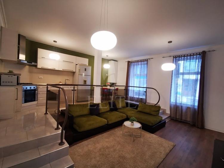 Apartament cu 3 camere semidecomandat, mobilat în Central