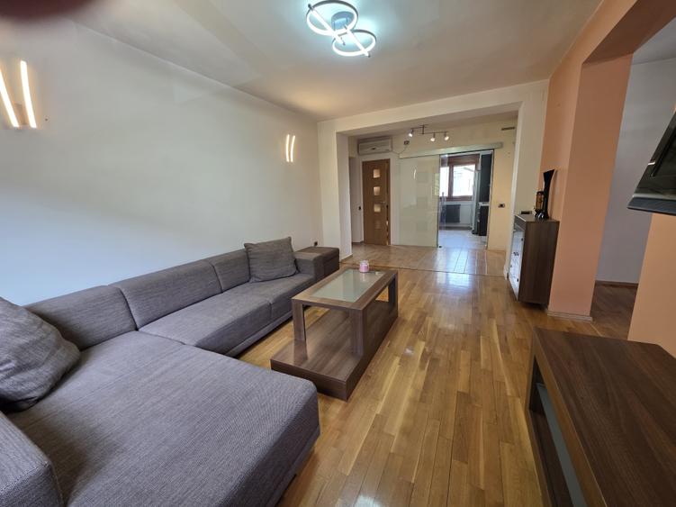 Apartament cu 4 camere decomandat în Medicină