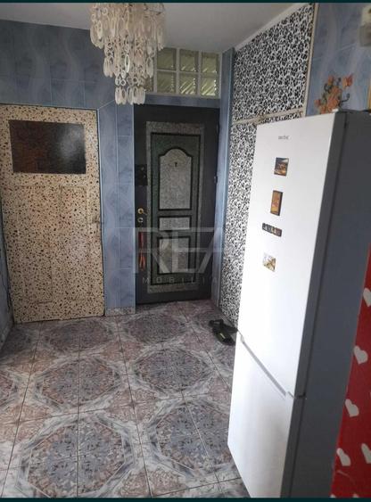 Apartament cu 3 camere decomandat, mobilat în Berceni