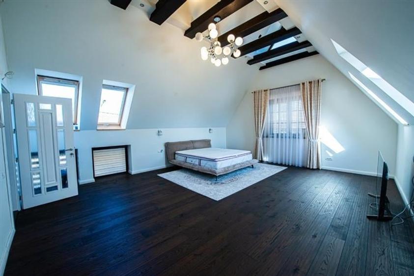 Casă individuală cu 11 camere cu Canalizare în Sânpetru