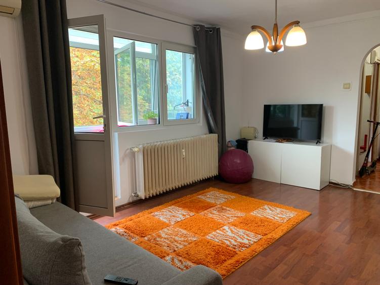 Apartament cu 3 camere semidecomandat în Berceni