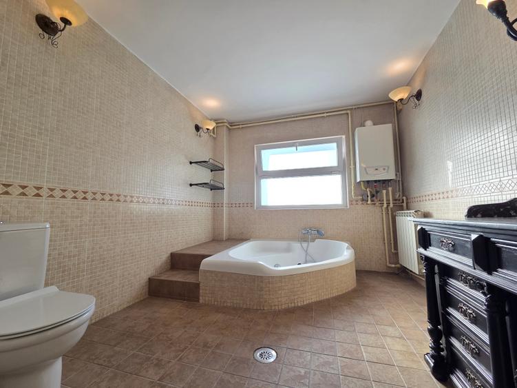 Apartament cu 2 camere decomandat în P-ța Victoriei