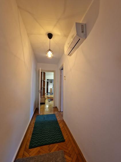 Apartament cu 3 camere semidecomandat în Titan